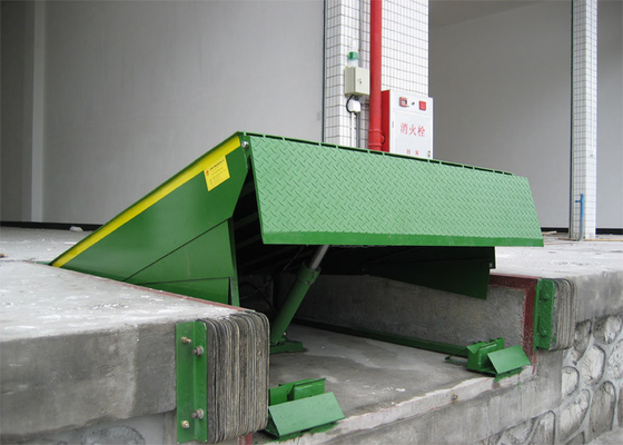 Green Standard Type Hydraulic Dock Leveler , Loading Dock Levelers